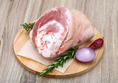 Rosemary ile çiğ domuz knuckle