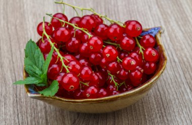 Taze olgun kırmızı kuş üzümü