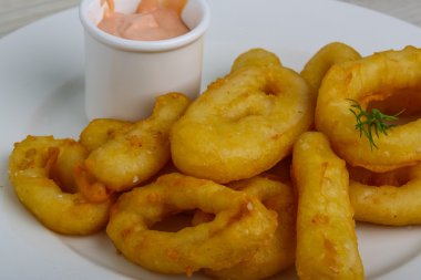 Kızarmış kalamar halkaları