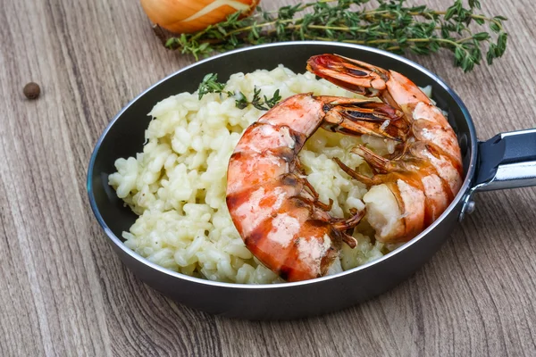 Risotto com camarão na panela — Fotografia de Stock