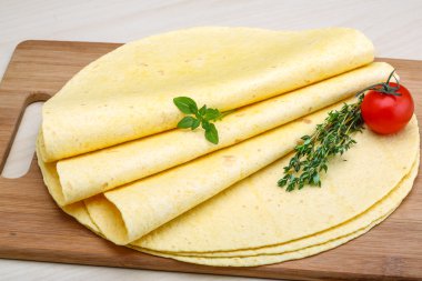 Tortilla yığın otlar ve domates ile