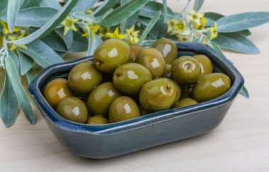 Kase içinde yeşil zeytin