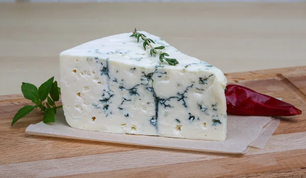 Queso azul con albahaca —  Fotos de Stock