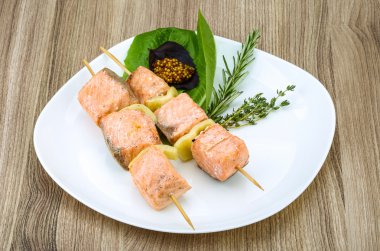 Rosemary ile som balığı şiş