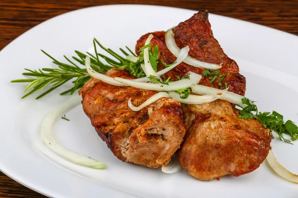 Schaschlik mit Zwiebelringen — Stockfoto