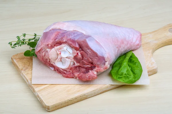 RAW Turkiet benet med örter — Stockfoto