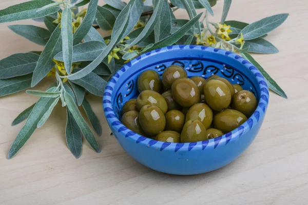 Olives vertes dans un bol — Photo