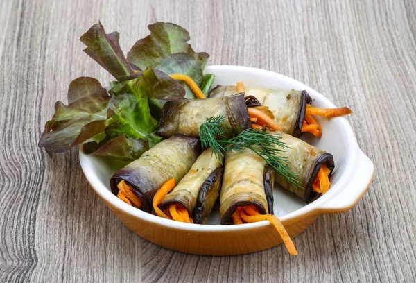 Aubergine rolletjes met wortel — Stockfoto