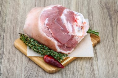 Çiğ domuz knuckle