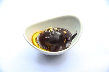 Çikolata ve fındık ile profiterol