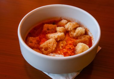 Croutoons ile domates çorbası