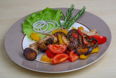 Sebzeli kızarmış domuz.