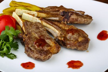 Izgara kuzu pirzolası ve patlıcan.