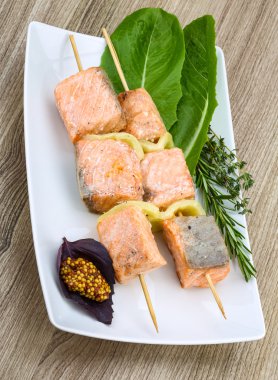 Rosemary ile som balığı şiş