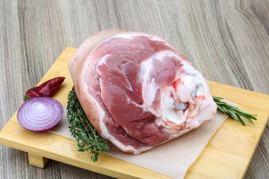 Rosemary ile çiğ domuz knuckle