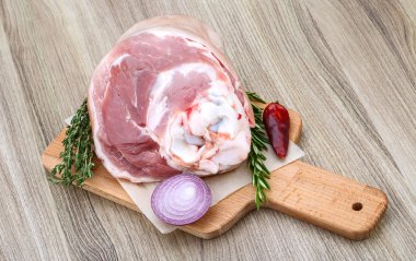 Rosemary ile çiğ domuz knuckle