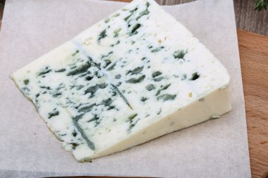 Mavi peynir otlar ve baharatlar ile