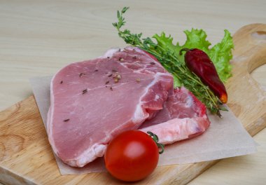 pişmemiş domuz biftek