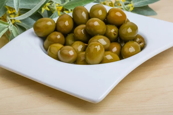 Grüne Oliven in Schüssel — Stockfoto