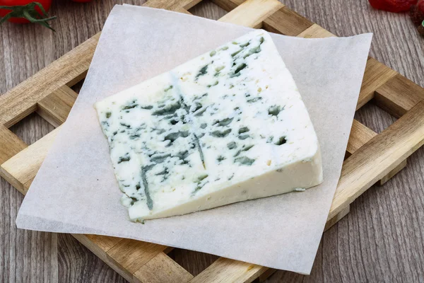 Blauwe kaas met kruiden en specerijen — Stockfoto