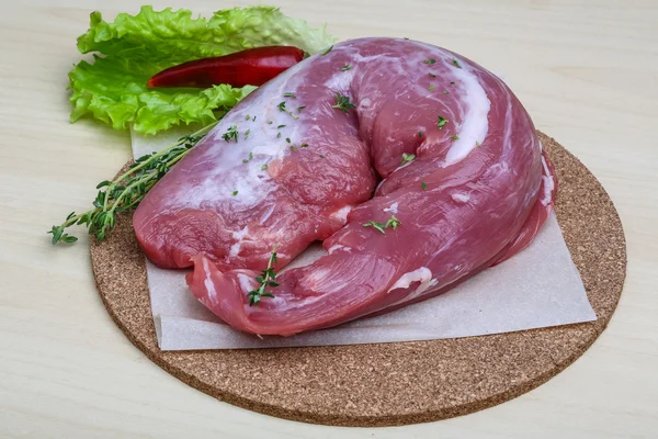 Сырая свиная вырезка с тимьяном и перцем — стоковое фото