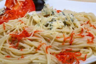 Brie mavi peynir makarna