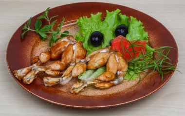 Otlar ile kavrulmuş kurbağa bacağı