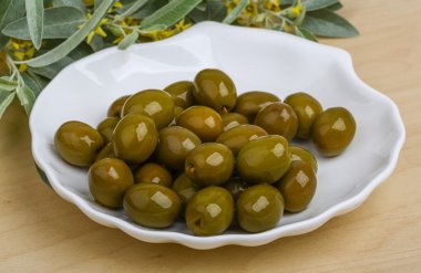Kase içinde yeşil zeytin