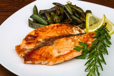 Fasulyeli kızarmış som balığı