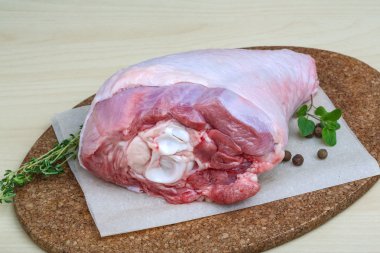 Çiğ hindi budu kekik ile