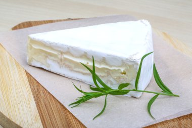 Brie peyniri ceviz ve tarhun ile