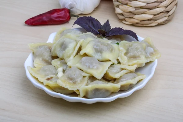 Italienska Ravioli med basilika — Stockfoto