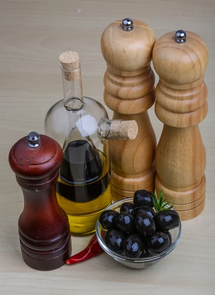 Olive oil and vinegar bottles — Stock Photo, Image