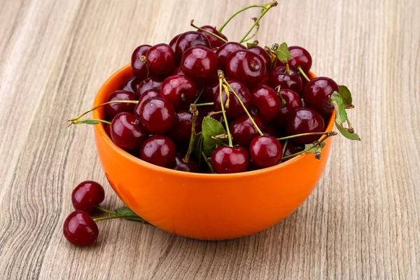 Kabın içinde olgunlaşmış taze kiraz