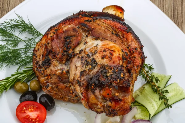 Dereotu ile kavrulmuş domuz diz