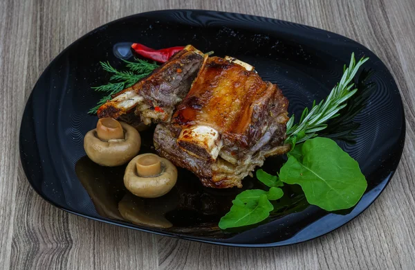 Rosemary ile kavrulmuş dana kaburga