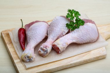 Çiğ tavuk bacağı.