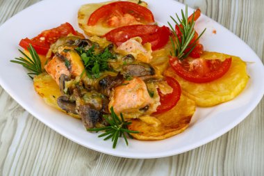 Patates ve domates ile kavrulmuş somon