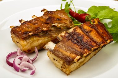 Kızarmış kuzu kaburgası