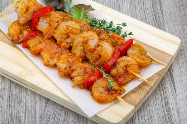 Brocheta de gambas crudas —  Fotos de Stock