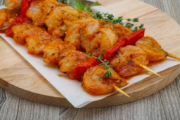 Brocheta de gambas crudas —  Fotos de Stock