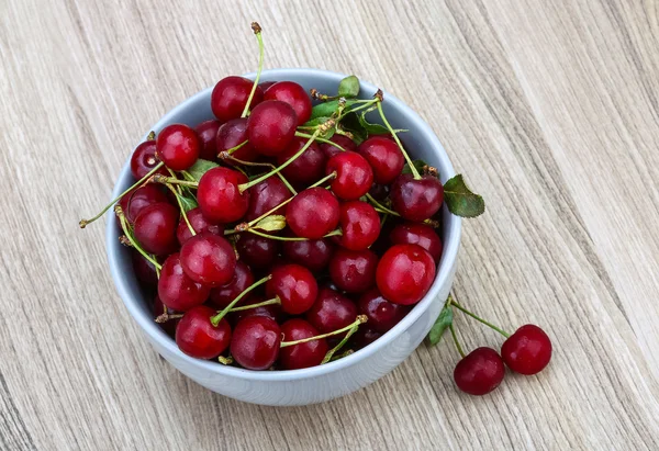 Körsbär i skålen — Stockfoto