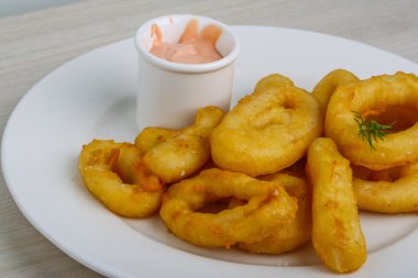 Kızarmış kalamar halkaları