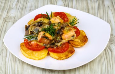 Patates ve domates ile kavrulmuş somon