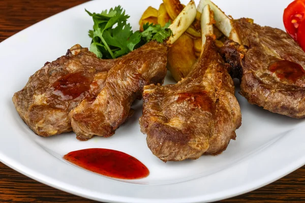 Chuletas de cordero a la plancha —  Fotos de Stock