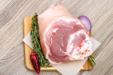 Çiğ domuz knuckle