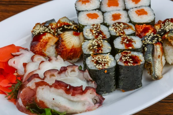 Набор суши и рулонов — стоковое фото