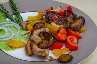 Sebzeli kızarmış domuz.