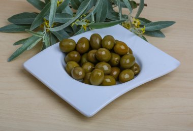 kabın içinde yeşil zeytin