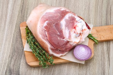 Çiğ domuz knuckle